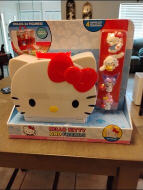 Hello Kitty Playcase with Red Bow and Multicolor Figures
